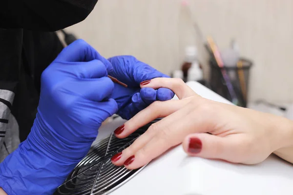 Maestro Los Guantes Protectores Durante Manicura Salón Belleza Manicura Maestra —  Fotos de Stock