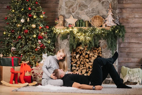 Casal Adorável Casal Sentar Perto Árvore Natal Lareira Casa Abraço — Fotografia de Stock