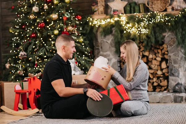 Casal Adorável Casal Sentar Perto Árvore Natal Lareira Casa Abraço — Fotografia de Stock