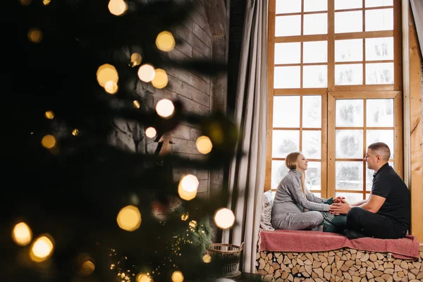 Gyönyörű Terhes Pár Szerelmes Ablakon Egy Karácsony Miután Egy Kis — Stock Fotó
