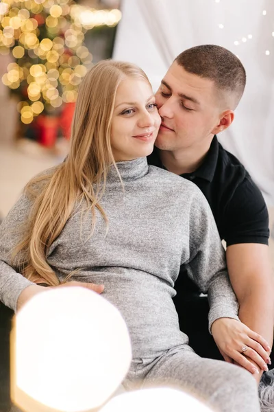 Casal Adorável Casal Sentar Perto Árvore Natal Lareira Casa Abraço — Fotografia de Stock