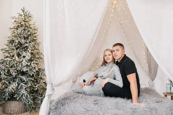 Imádnivaló Házaspár Feküdt Ágyban Fehér Lombkoronák Zseblámpák Közelében Karácsonyfa Otthon — Stock Fotó