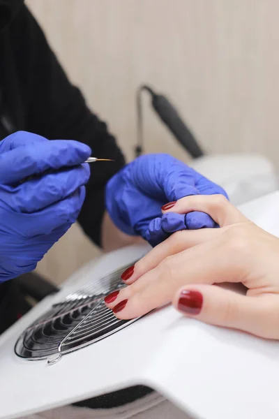 Padrone Guanti Protettivi Durante Una Manicure Salone Bellezza Master Manicure — Foto Stock