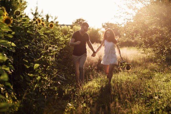 Belo Casal Divertindo Campo Girassóis Homem Uma Mulher Apaixonados Caminham — Fotografia de Stock