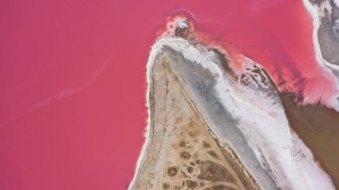 Pembe bir tuz gölünün havadan görünüşü. Azov Ukrayna. Drone fotoğrafı