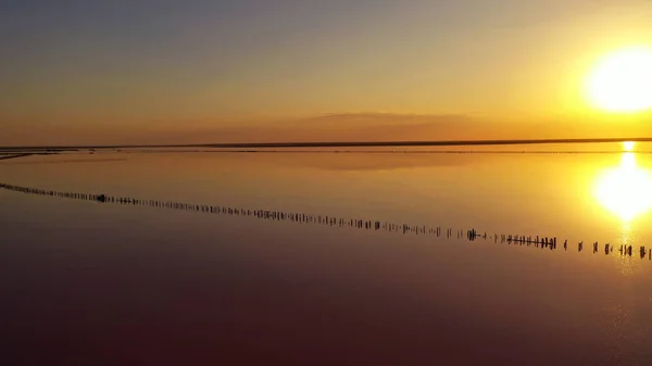Güzel Sunset Gölü Manzarası Romantik Pembe Günbatımı Gökyüzü Tuzlu Göldeki — Stok fotoğraf