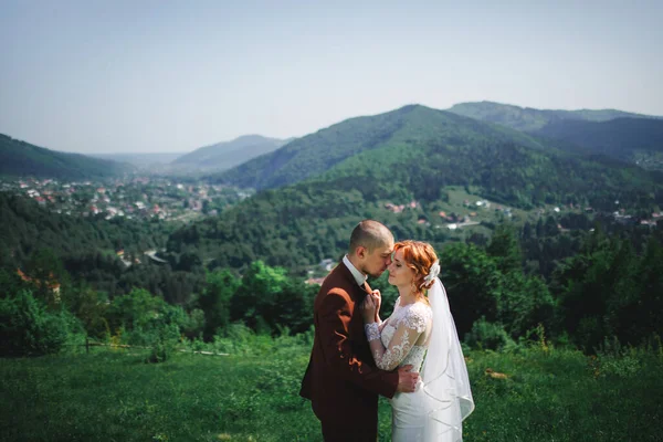 Felice Elegante Sposa Sposo Esecuzione Divertirsi Montagna Estate Giornata Sole — Foto Stock