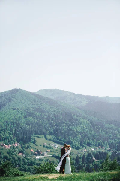 Felice Elegante Sposa Sposo Esecuzione Divertirsi Montagna Estate Giornata Sole — Foto Stock