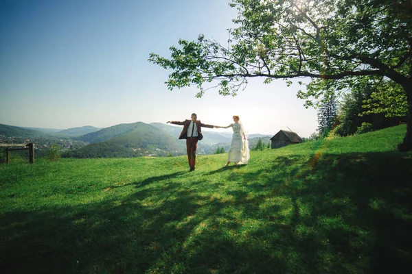 Ευτυχισμένη Κομψή Νύφη Και Γαμπρός Τρέχει Και Διασκεδάσουν Στα Βουνά — Φωτογραφία Αρχείου