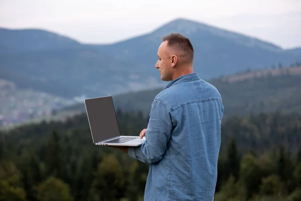 Homem Trabalhando Livre Com Laptop Montanhas Conceito Trabalho Remoto Estilo — Fotografia de Stock