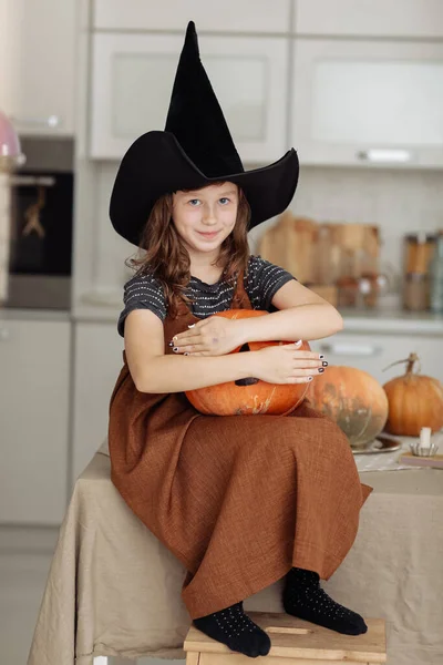 Buon Halloween Ragazzina Carina Costume Strega Con Zucca Intagliata Famiglia — Foto Stock