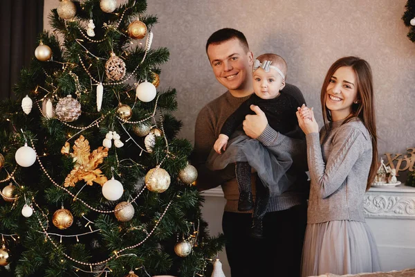 Família Feliz Decora Árvore Natal Família Está Preparando Para Ano — Fotografia de Stock