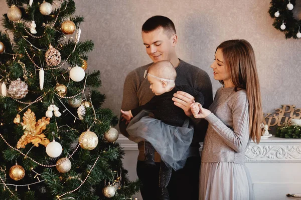 Heureuse Famille Décore Sapin Noël Famille Prépare Pour Nouvelle Année — Photo