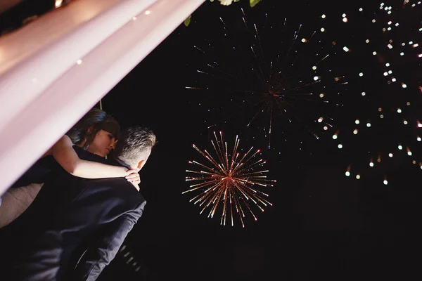 Boldog Ölelkezést Menyasszony Vőlegény Néz Gyönyörű Színes Tűzijáték Éjszakai Égen — Stock Fotó