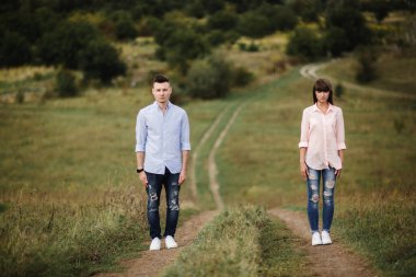 Genç çift yaz tatilinde eğleniyor. Şık bir adam ve kadın zıplıyor, koşuyor ve şehir dışında yaz gününün tadını çıkarıyorlar..