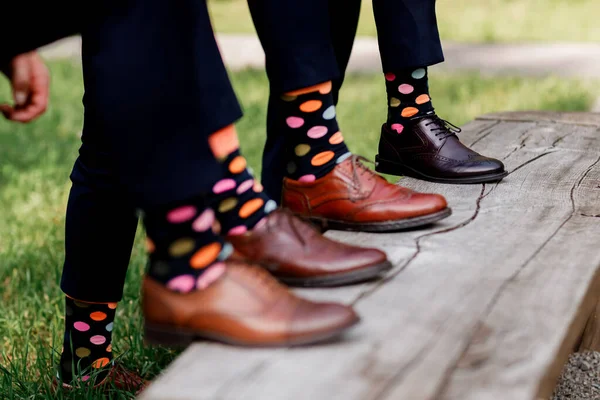 Stylische Herrensocken Stilvoller Koffer Männerbeine Bunte Socken Und Neue Schuhe — Stockfoto