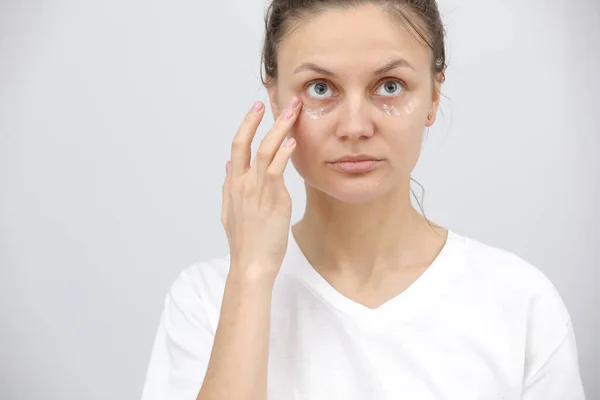 Young Woman Uses Eye Cream Girl Care Healthy Clean Skin — Stock Photo, Image