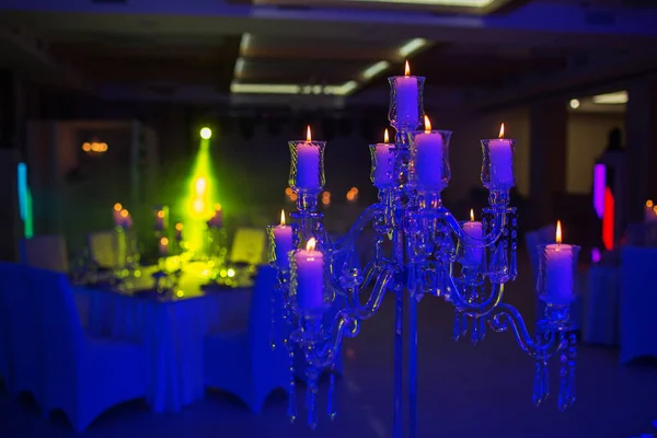Mesa Boda Festiva Con Velas Encendidas Cristal Luz Azul Portavelas — Foto de Stock