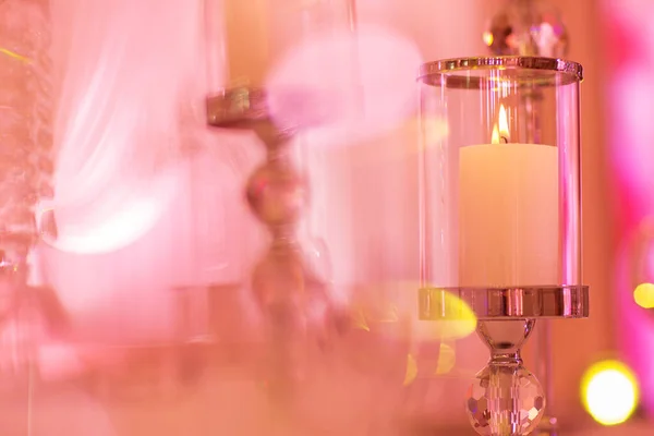 Святковий Весільний Стіл Палаючими Свічками Кришталем Рожевому Світлі Кришталевий Тримач — стокове фото