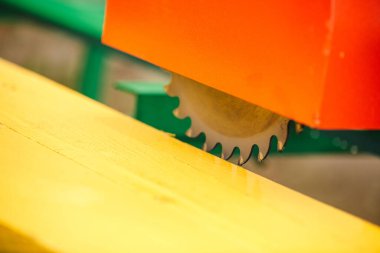 Tahta kesme makinesi. Elektrikli testere ile odun ve demir cetvel kes.