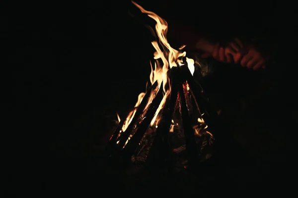 Zamilovaný Pár Držící Noci Ruce Spálením Dřeva Podpal Oheň Turistickém — Stock fotografie