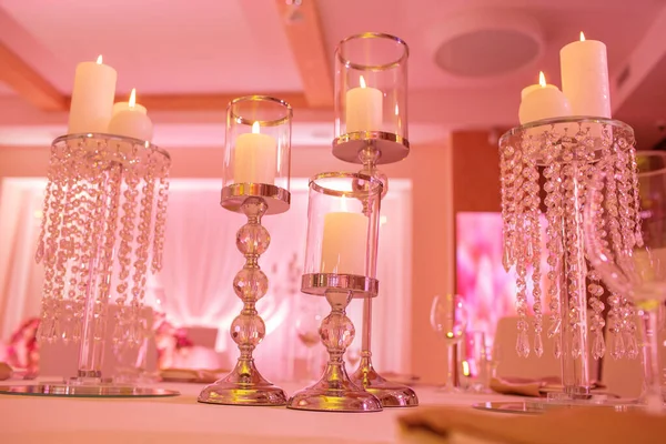Ünnepi Esküvői Asztal Égő Gyertyákkal Kristállyal Rózsaszín Fényben Kristálygyertya Tartó — Stock Fotó