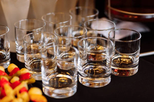 Szklanki Koniakiem Whisky Barze Dużo Kieliszków Koniakiem Alkohol Kieliszkach Barze — Zdjęcie stockowe