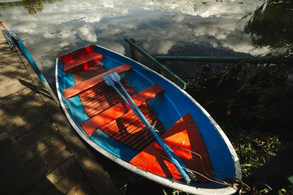 明るい夏の日に湖の海岸に耳を持つ木製のカラフルなボート レトロなトンとイメージ — ストック写真