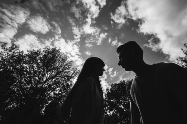 Black White Photo Silhouette Loving Young Couple Having Fun Outdoors — Stock Photo, Image