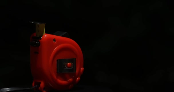 Пластикова Червона Стрічка Вимірює Обертання Темному Фоні Вимірювальний Інструмент — стокове відео