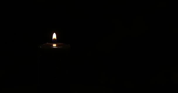 Горящая Черная Свеча Закручивается Черном Фоне Селективный Фокус — стоковое видео