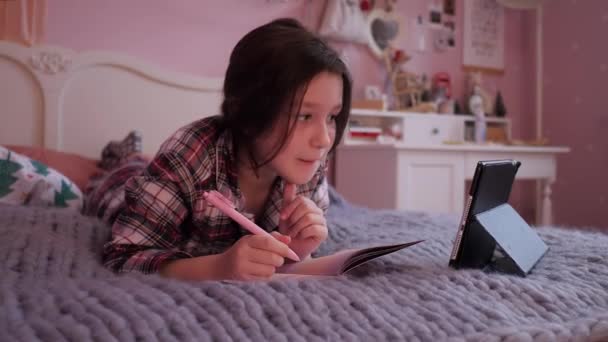 Afstandsonderwijs Thuis Online Learning Schattig Kind Zoek Laptop Scherm Liggend — Stockvideo