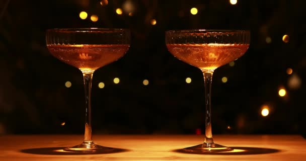 Zwei Gläser Champagner Und Dunkler Hintergrund Mit Festlichem Goldlicht Und — Stockvideo