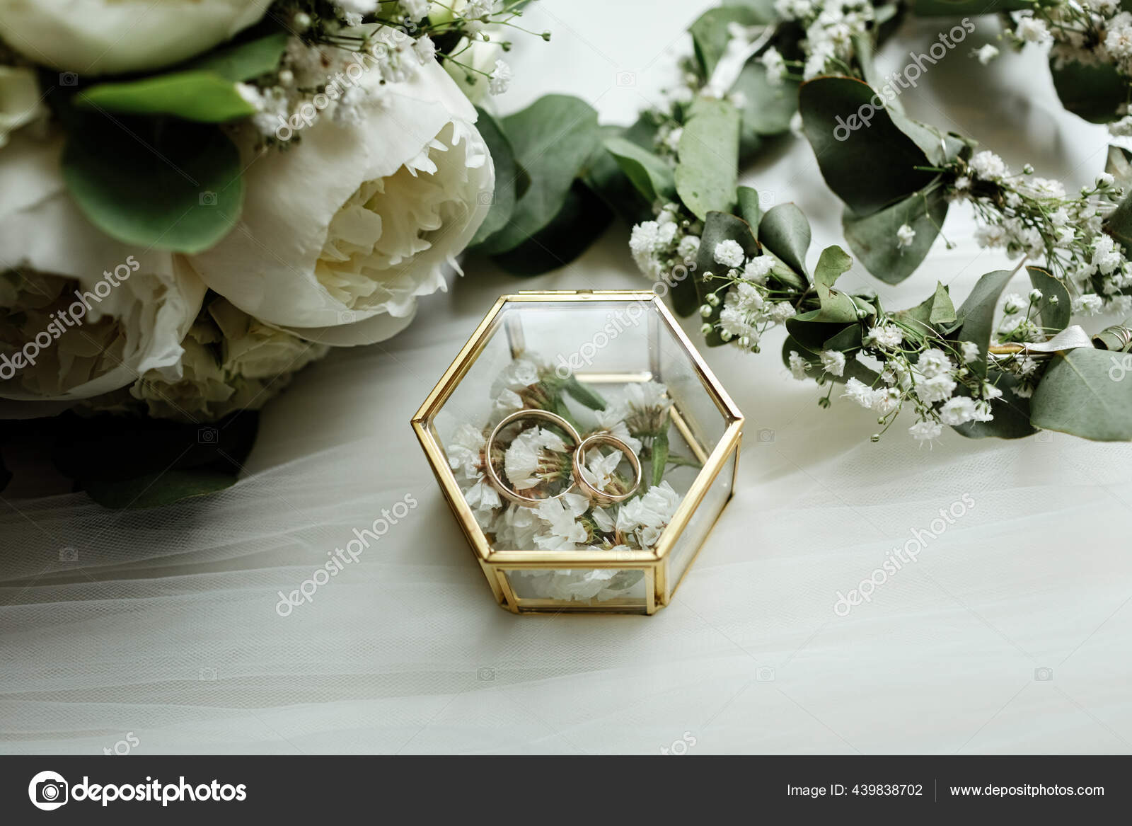 Detalles Boda Dos Clásicos Anillos Oro Una Caja Cristal Ramo — Foto de  stock #439838702 © andriymedvediuk, image size:1600x1167