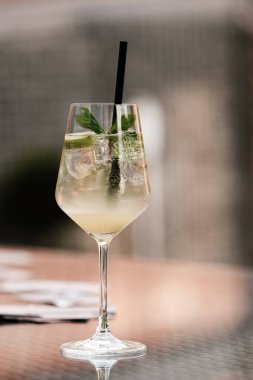 Mojito kokteylini tazeliyorum. Limonlu, naneli, buzlu ve kokteyl tüplü alkolsüz bir içecek. Bardakta karbonatlı su ve tüp sarhoş eder. Bar içkileri serisi