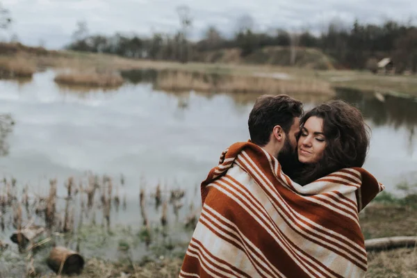 Dois Amantes Caucasianos Envoltos Cobertor Junto Lago Casal Jovem Está — Fotografia de Stock