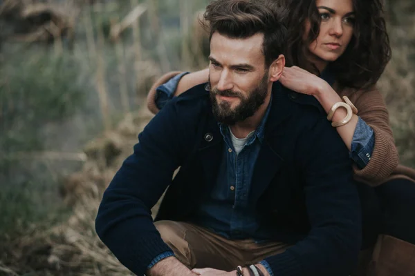 İki beyaz aşığın portresi. Genç çift, sonbahar günü dışarıda kucaklaşıyor. Sakallı bir adam ve birbirine aşık kıvırcık bir kadın. Sevgililer Günü. Aşk ve aile kavramı