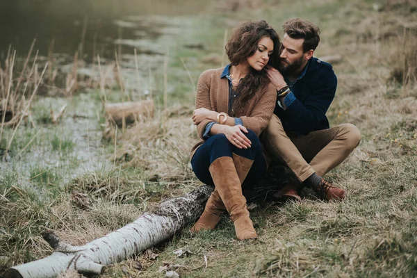 Amantes Felizes Estão Sentados Margem Lago Casal Jovem Está Abraçando — Fotografia de Stock