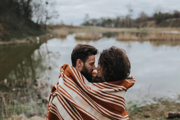 Deux Amoureux Caucasiens Enveloppés Dans Une Couverture Près Lac Jeune — Photo