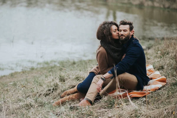 Happy Lovers Sitting Shore Lake Young Couple Hugging Autumn Day — Stock Photo, Image