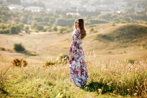 Vacker Ung Kvinna Klänning Blommönster Promenader Fältet Vid Solnedgången Snygg — Stockfoto
