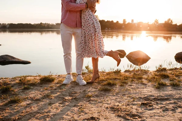 Photo Recadrée Couple Amoureux Est Câlin Sur Lac Coucher Soleil — Photo