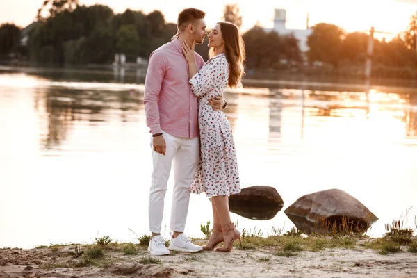 Kärleksfulla Par Titta Varandra Sjön Vid Solnedgången Vackra Unga Par — Stockfoto