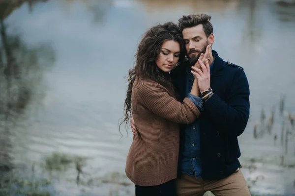 Dois Amantes Caucasianos Perto Lago Casal Jovem Está Abraçando Dia — Fotografia de Stock