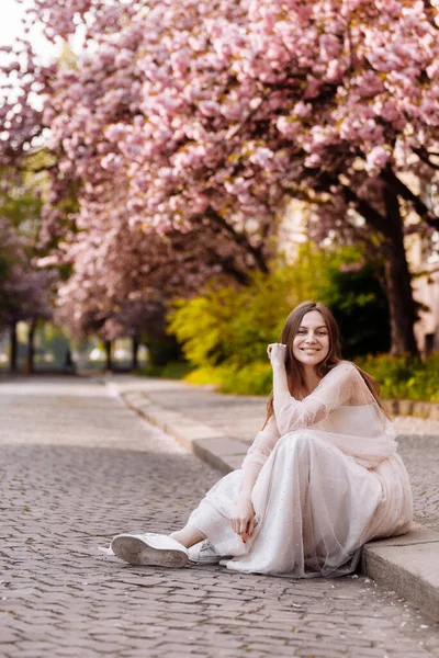 Kvinnodagen Vacker Ung Kvinna Lyxig Lång Klänning Nära Blomstrande Sakura — Stockfoto