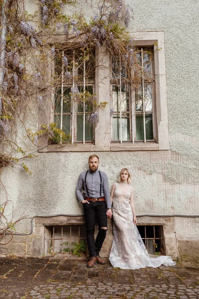 Splendido Matrimonio Coppia Abbracciando Passeggiando Vicino Vecchio Castello Soleggiato Bellissimo — Foto Stock