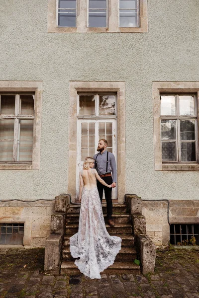 Splendido Matrimonio Coppia Abbracciando Passeggiando Vicino Vecchio Castello Soleggiato Bellissimo — Foto Stock