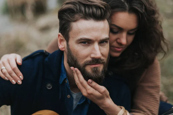 Portret Van Twee Blanke Geliefden Jong Stel Knuffelt Herfstdag Buiten — Stockfoto