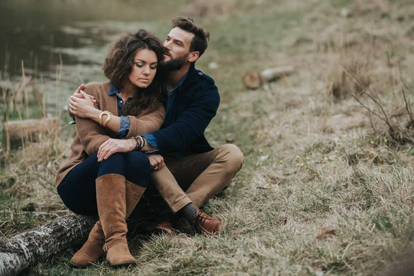 Happy Lovers Sitting Shore Lake Young Couple Hugging Autumn Day — Stock Photo, Image