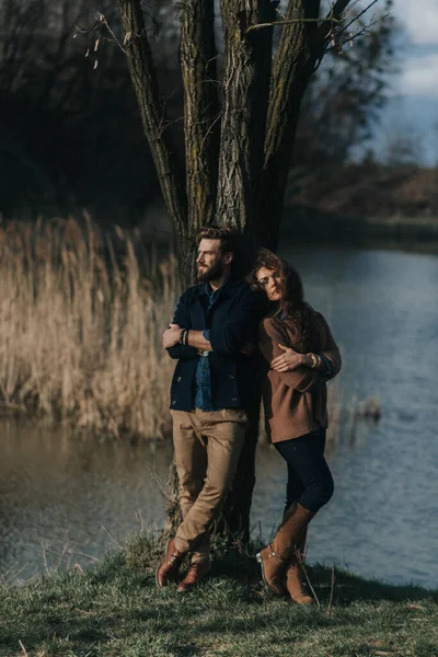 Doi Iubitori Caucazieni Stau Lângă Copac Lângă Lac Cuplul Tanar — Fotografie, imagine de stoc